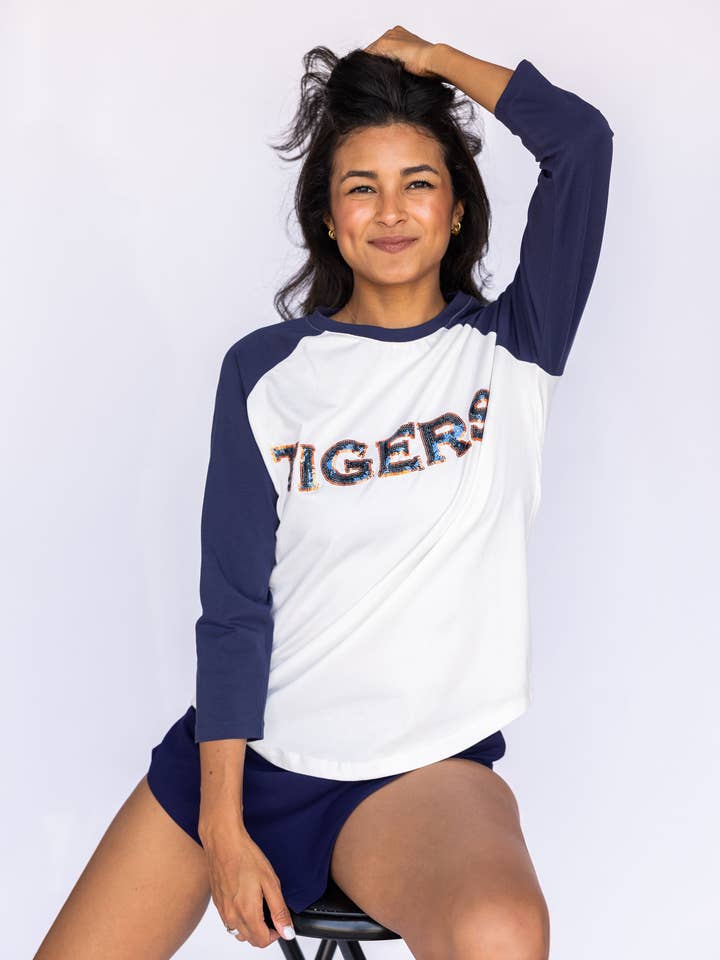 Auburn „Tigers“ Navy Raglan T-shirt for engroshandel hos Sparkle City