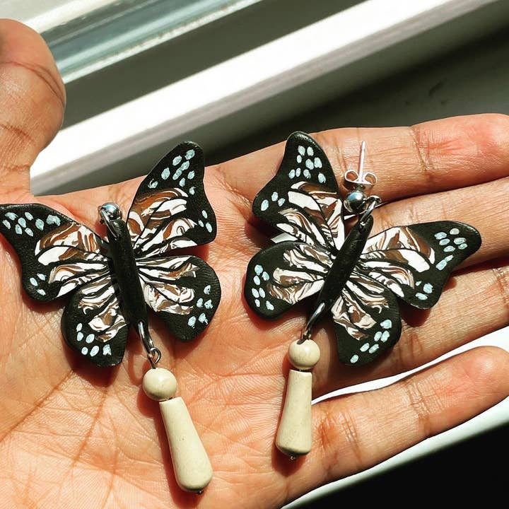 Boucles d'oreilles pendantes papillon perlé pour la vente par Eleven Suns Jewelry