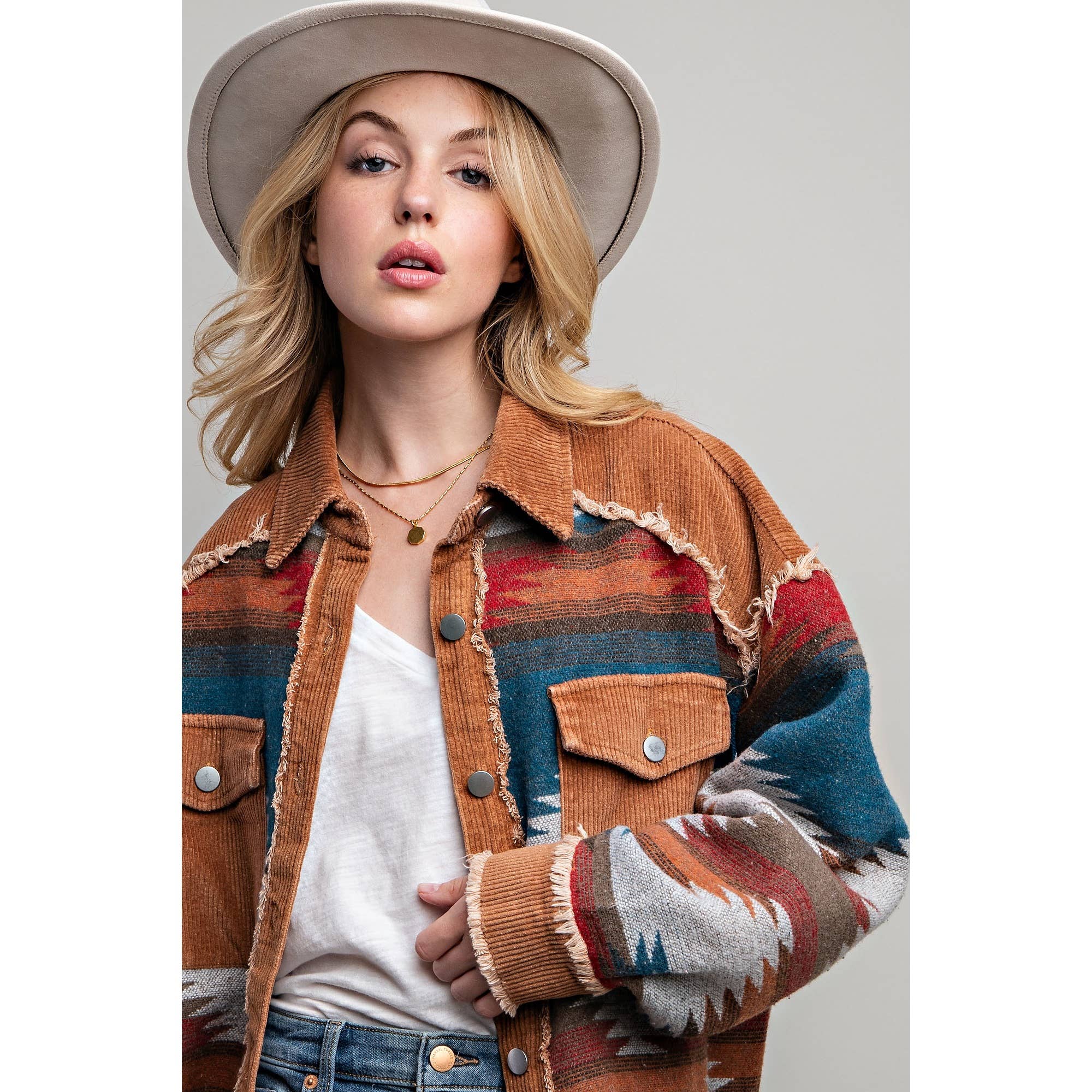 Sweet Generis – Großhandel Hemdjacke/Shacket – Damen – BUTTON-DOWN-HEMDJACKE IN BLOCKFARBEN MIT STAMMESMUSTER UND AZTEKISCHEM MUSTER4