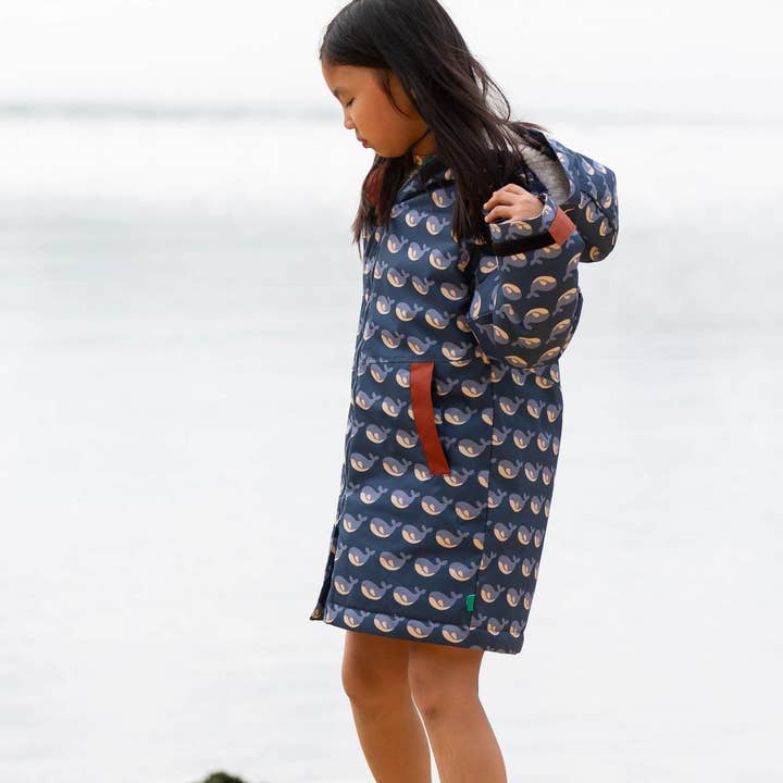 Sjungande valar återvunnen vattentät morgonrock för wholesale av Little Green Radicals EU