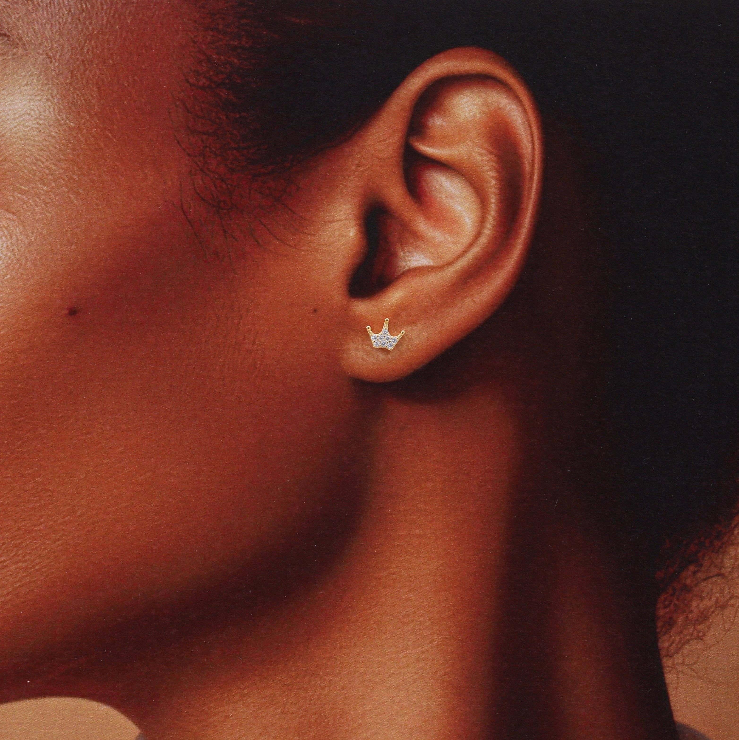 Attic creations – Großhandel Ohrstecker – TT72014 KINFOLK Fee mit klaren Kristallkronen-Ohrringen5