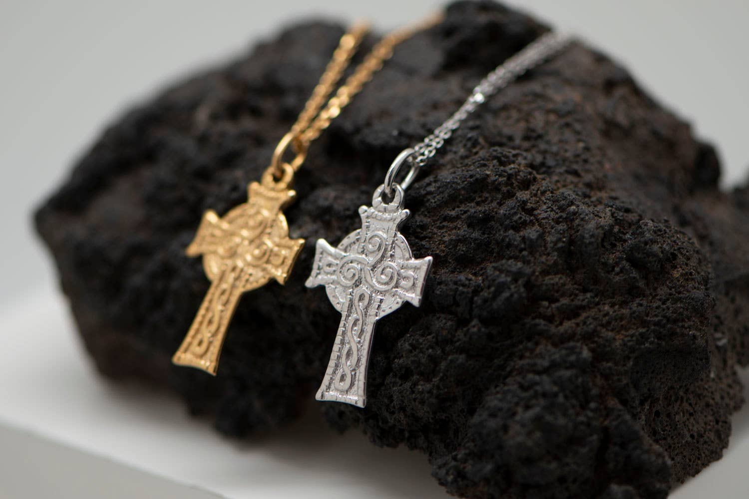 TALISMAN JEWELLERY (D&Fidanverdi, S.L.) - Vendita all'ingrosso Collana con ciondolo/pendaglio - Ciondolo Croce Celtica/Triskel in Ottone Placcato Oro 18k3