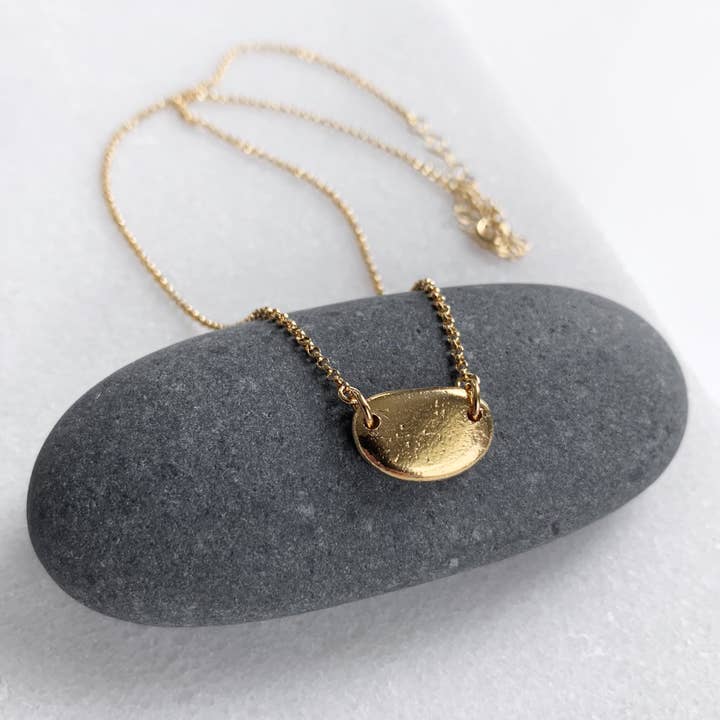 Collana con ciottoli da spiaggia per la vendita all'ingrosso da parte di Lewis & Pine