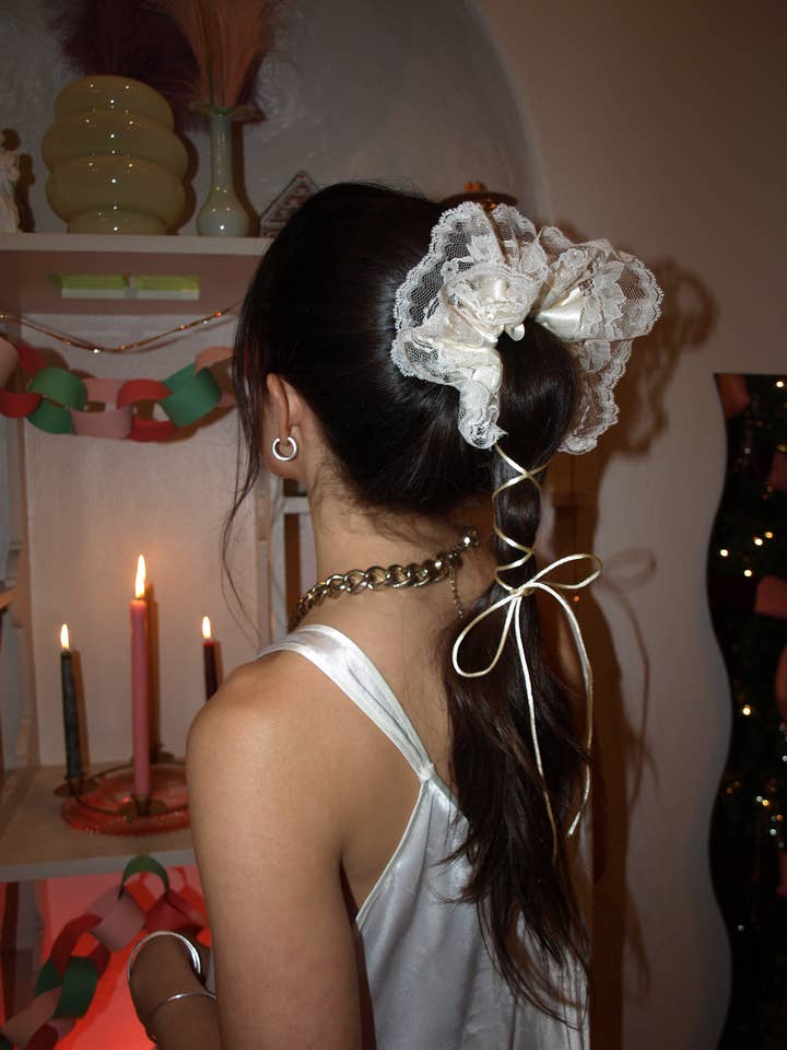 Lacy Peplum Scrunchie voor wholesale door Room Shop