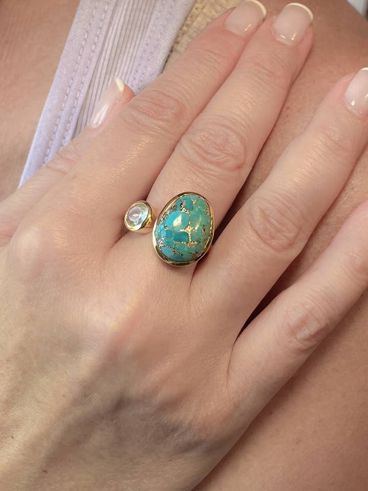 Anel em ouro com cobre turquesa e topázio azul por atacado de AJS Design Studio