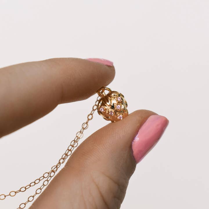 Collar con colgante de fresa chapado en oro para venta al por mayor de Dainty Wishes Jewelry