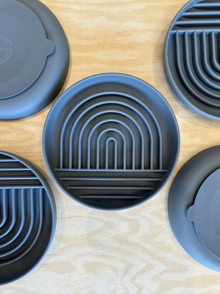 Tapis à lécher arc-en-ciel couleur gris pour la vente par Wildbite Amantes Peludos