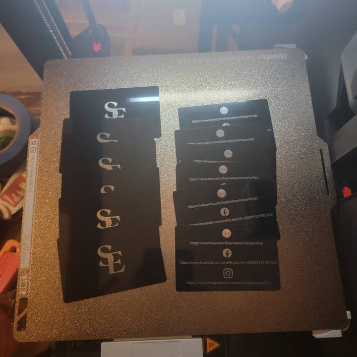 Metal visitkort med gravering for engroshandel hos Crafted Nexus Creations