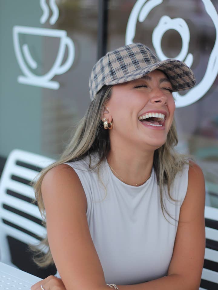 Bonnet à carreaux beige et noir pour la vente par Clov Blanks