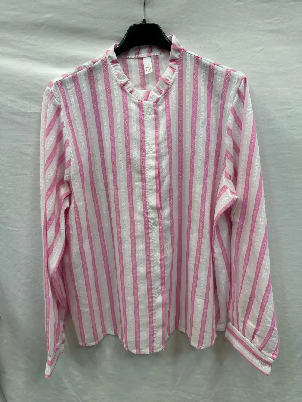 Mimi & Gogo - Wholesale Overhemd met knopen - Dames - Gestreept overhemd met ruches aan de kraag0