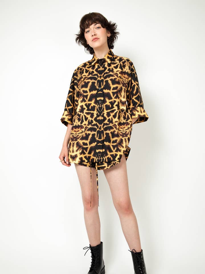 Ensemble de pyjama en soie à imprimé girafe pour la vente par Nutcracker London