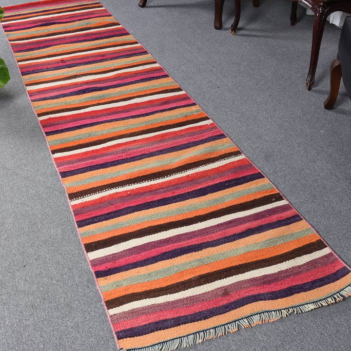 Tapis moderne à rayures beige, tapis tissé 2,4x10,1 pieds pour la vente par Vintage Rugs Loom