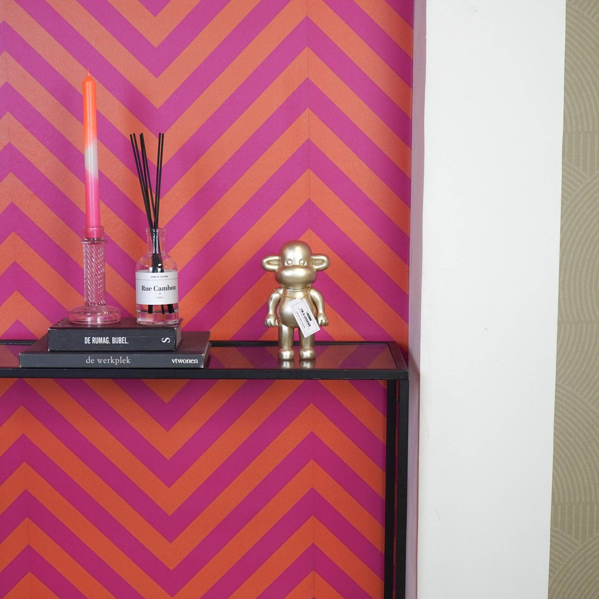 Housevitamin bv - Wholesale Decorative Figurine - Ornament - Monkey Figurine 'The Legend'- Polyresin - Gold - 11x7x19cm1