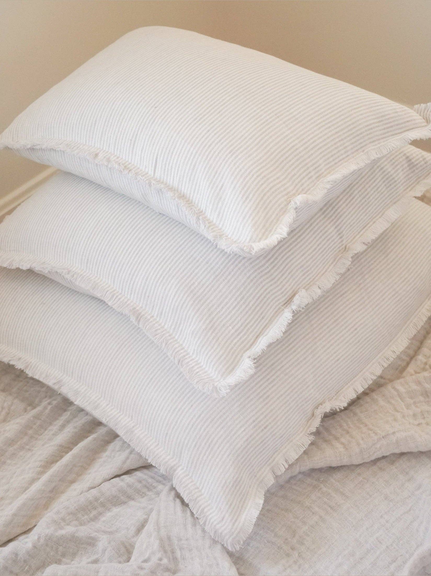 Anaya Home - Wholesale Decoratief kussen - Beige Kussen van Zacht Linnen met Streepjes en Franjes4