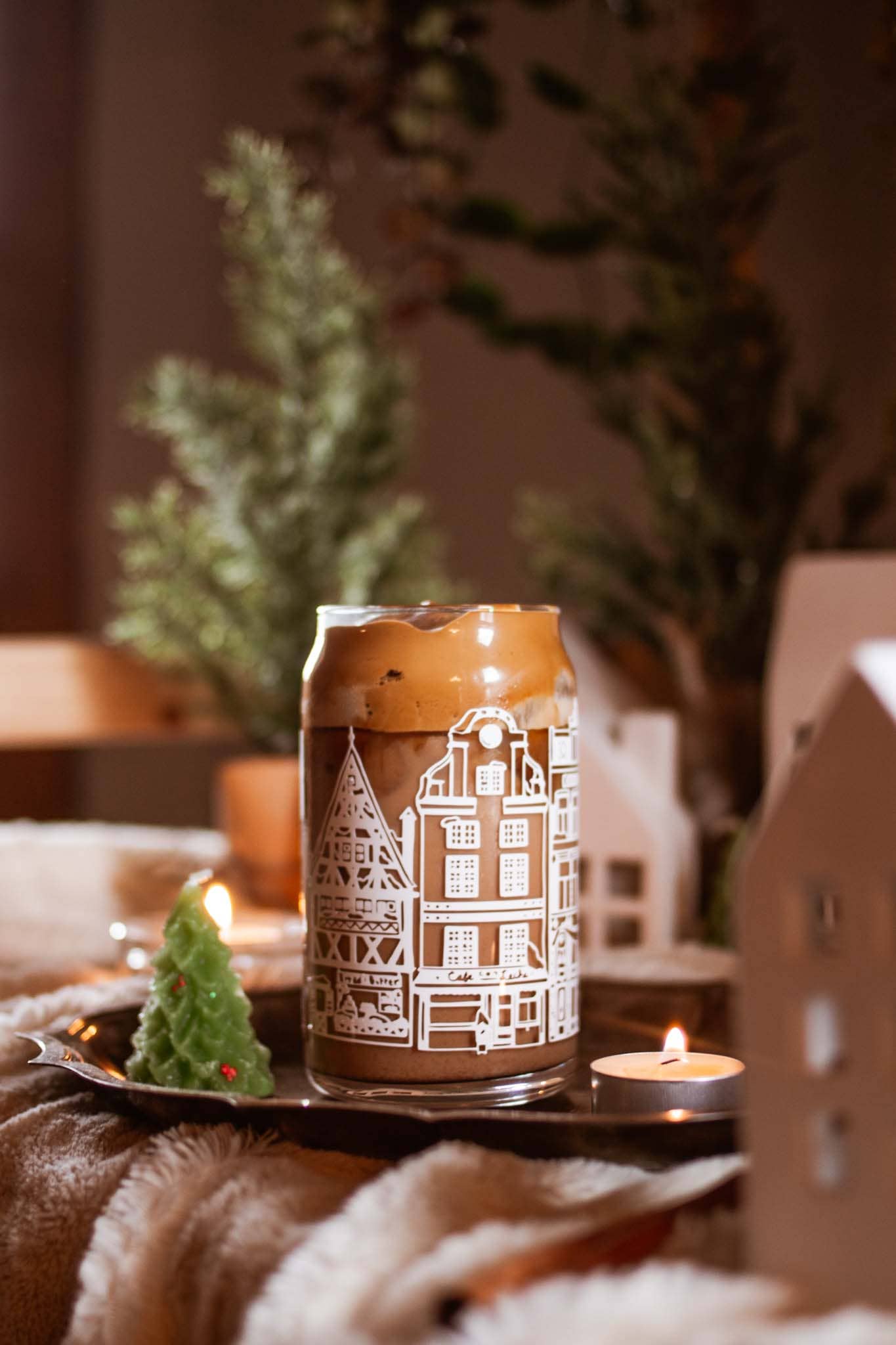 Cheerware – wholesale Dricksglas och koppar – Winter Village 16 oz Can Glass | bokhandel, bageri & café2