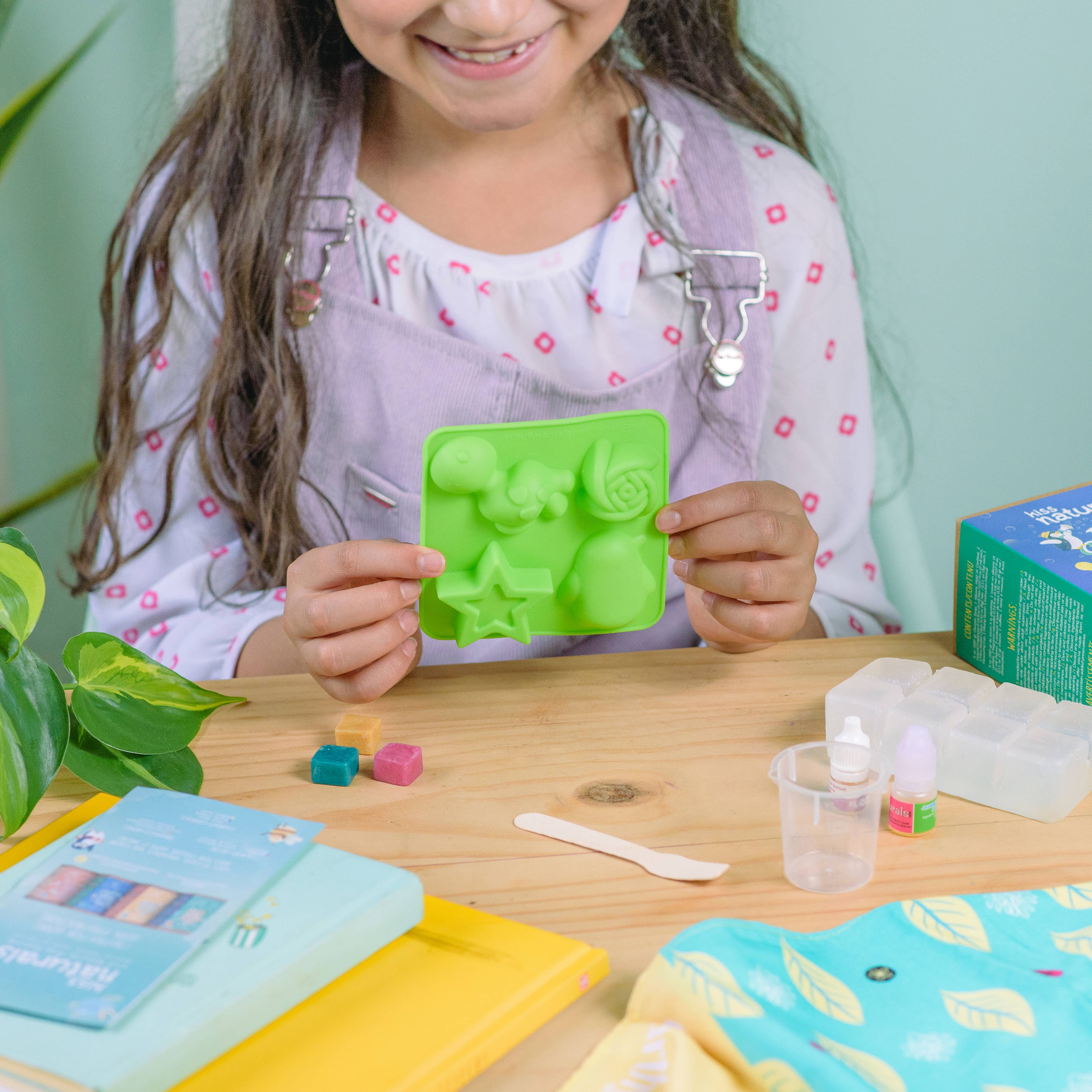 Earthy Good / Kiss Naturals - Wholesale DIY Craft Kit - Kids - Case of 6 – Kiss Naturals DIY Glycerin Soap Kit for Kids 11