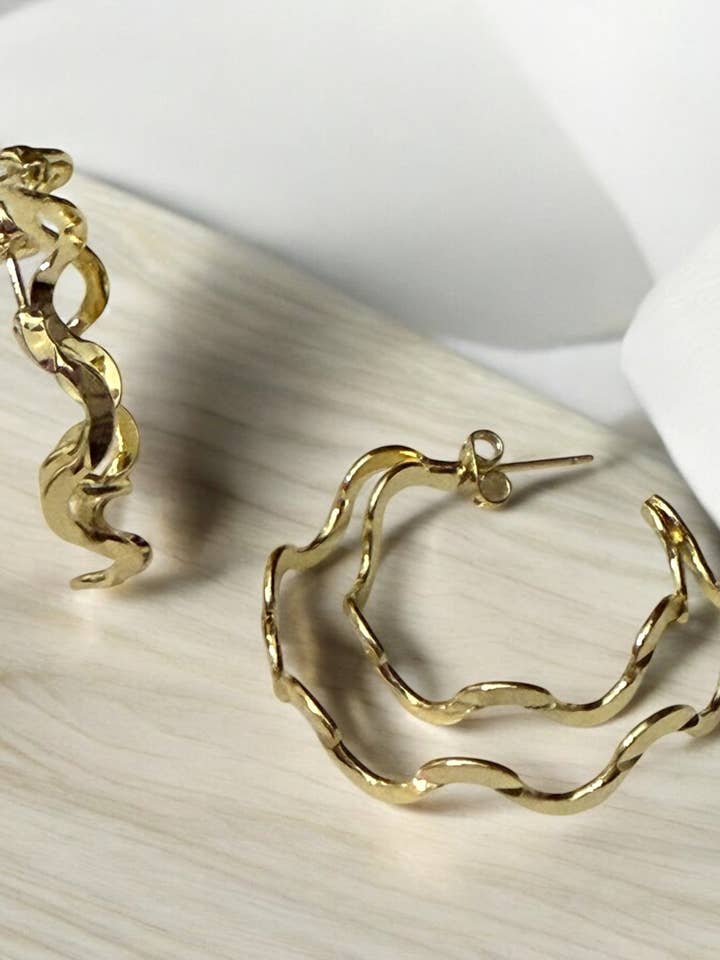 Brincos de Argola com Design Ondulado Duplo Banhados a Ouro 14k por atacado de Divina Jewelry & Accessories LLC