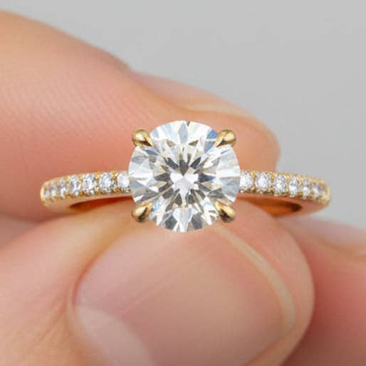 14K Massivt Guld Rundskåret Side Pave Stil Diamantring - IGI Certificeret for engroshandel hos Triple C Diamonds