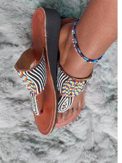 Sandales compensées en cuir masaï masaï faites à la main blanches et noires pour la vente par Delight merchants