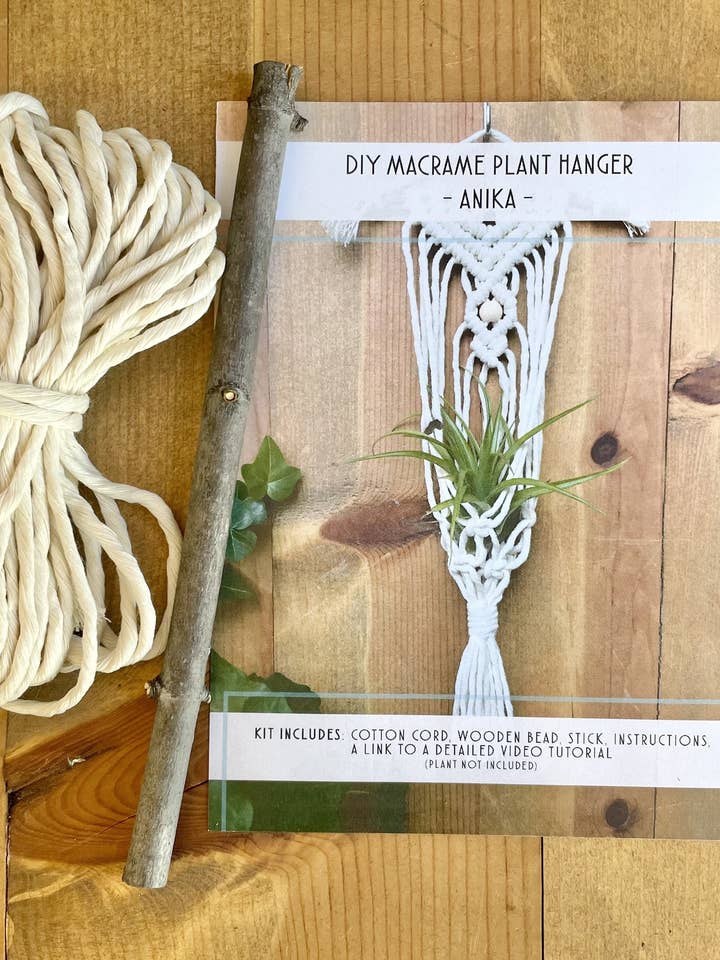 DIY Makramee-Luft-Pflanzen-Aufhänger-Kit - Die Anika für den Großhandel von Tangled Up In Hue