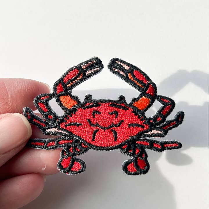 Field Trip Threads - Venta al por mayor Parches - Parche bordado con forma de cangrejo rojo sobre plancha, playa, naturaleza, surf