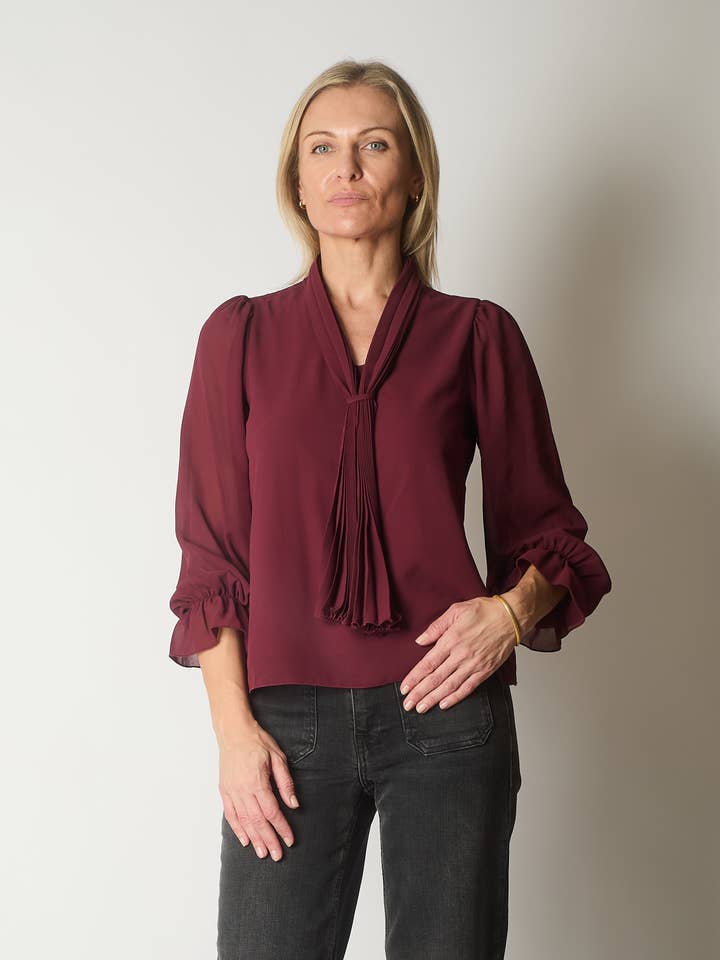 Bluse med Sløjfe i Halsen og Lange Ærmer med Flæsemanchetter - Vinrød for engroshandel hos SOLO