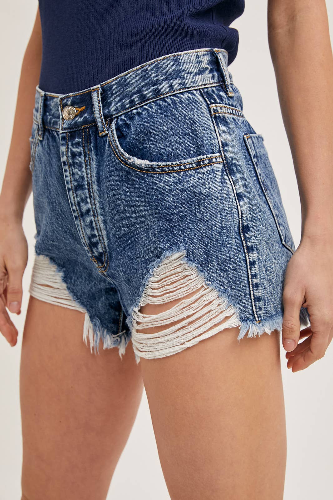 Bluivy - Vendita all'ingrosso Pantaloncini - Donna - SHORTS IN DENIM CON ORLO STRAPPATO4