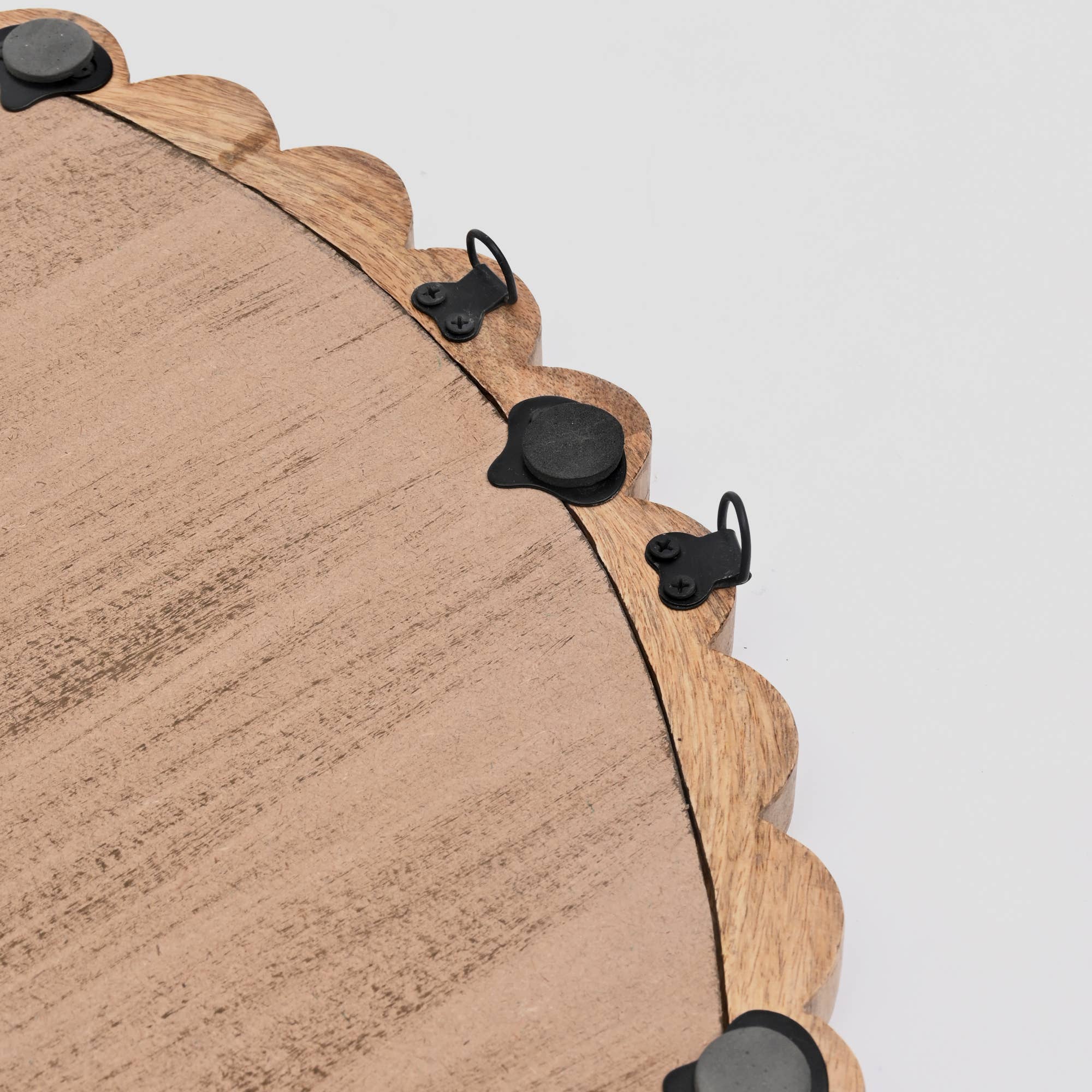 India Curated – wholesale Väggspegel – Dekorativ väggspegel med ram av träpärlor - 81 cm5