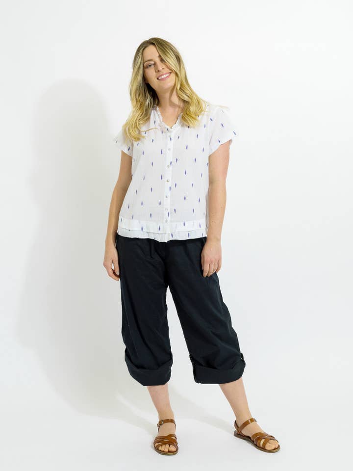 Camicia Capricorno in motivo foglia blu su bianco per la vendita all'ingrosso da parte di Mozaic by Euro Dreaming