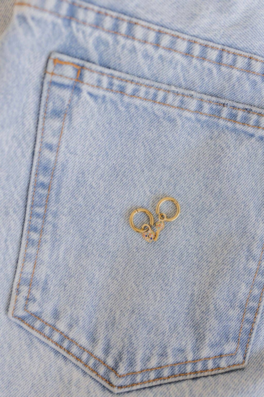 LINNY CO – wholesale Huggieörhängen – Huggie Charm Örhängen - Lås och Nyckel Guld6