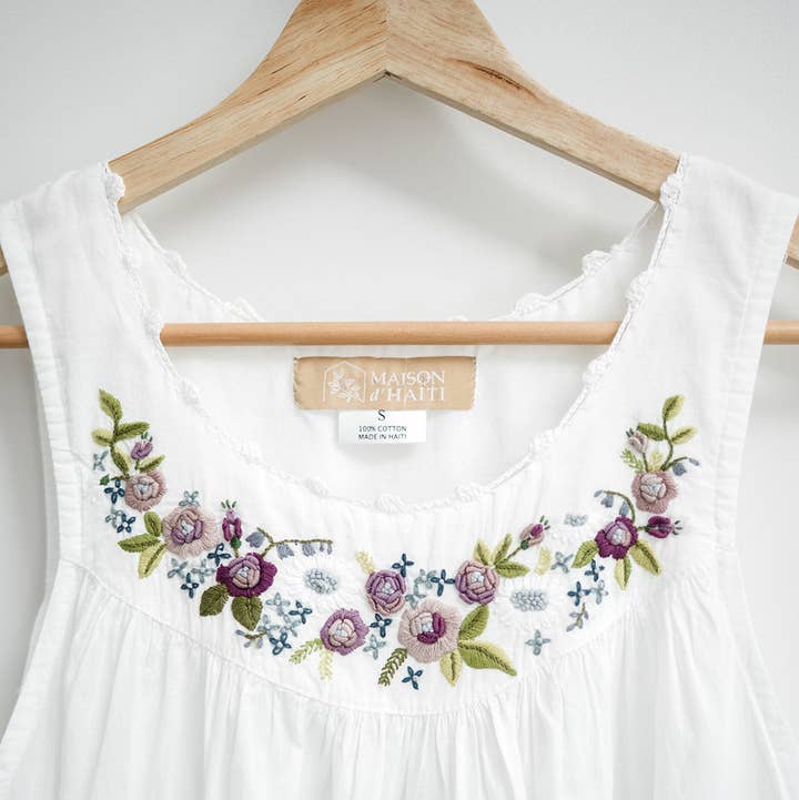 Camicia da notte in cotone ricamata con fiori - Boccioli di rosa viola per la vendita all'ingrosso da parte di Maison d' Haiti