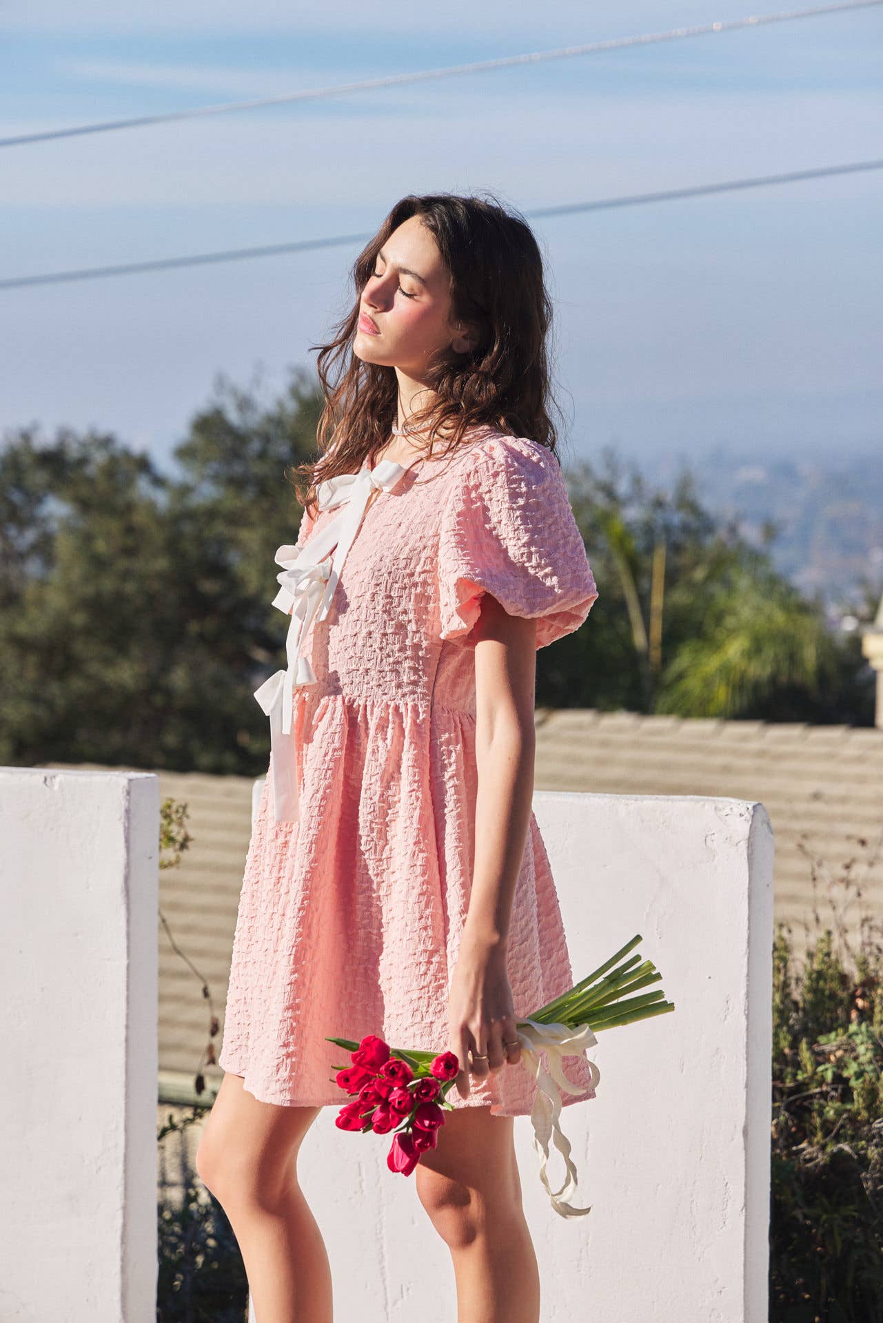 idem ditto – Großhandel Kleid – Damen – Mini-Kleid mit Bubbel-Textur, Schleifen-Detail vorne und Puffärmeln36