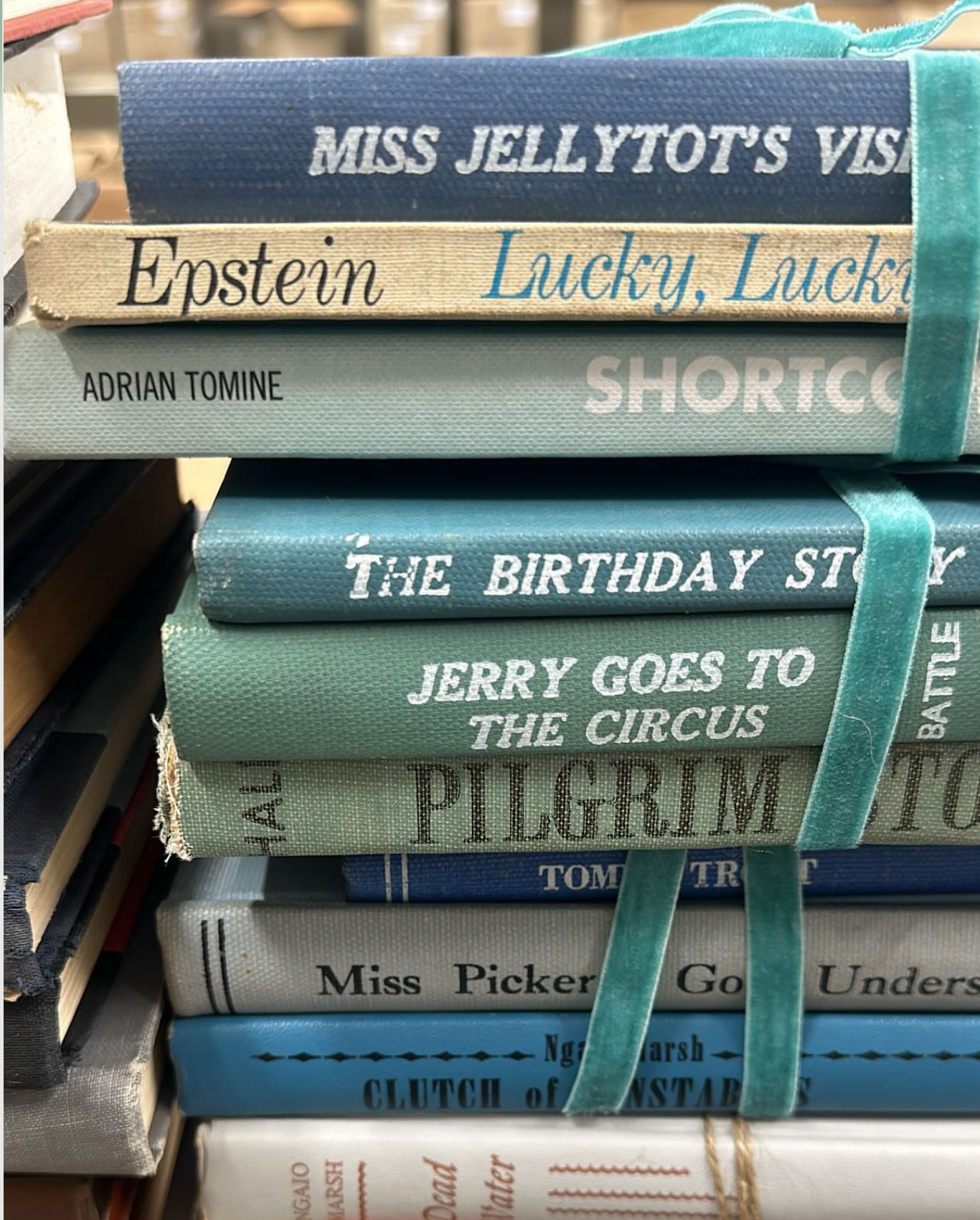 Made Market Co. - Vente Décorations de table - Lot de 3 livres vintage décoratifs - Couleurs fraîches9