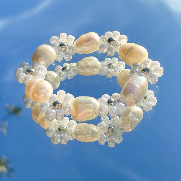 Blomring "Flora" av glas- och sötvattenspärlor i vit-silver för wholesale av cool people club