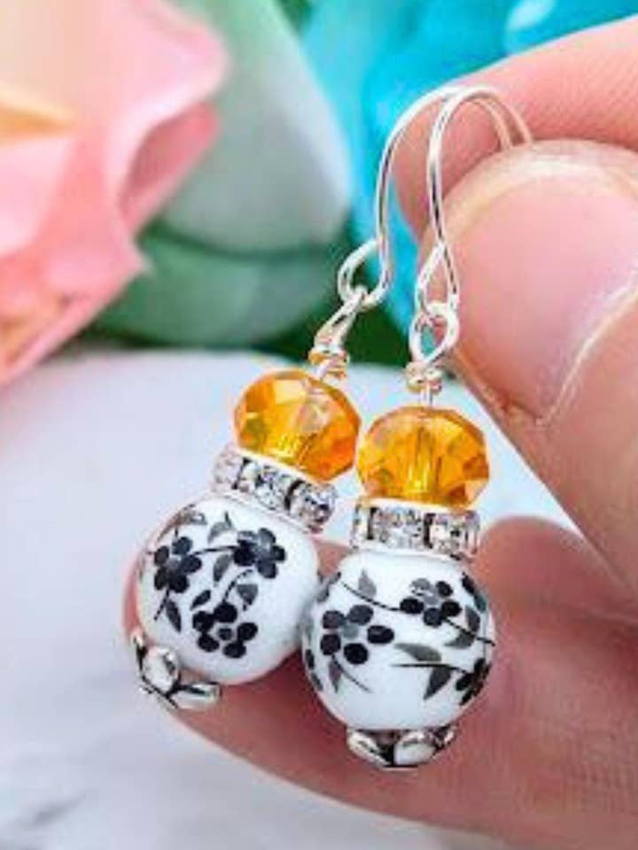 Boucles d'oreilles pendantes fleur noire : Bijoux floraux d'Halloween pour la vente par Bad Apple Designs