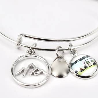 Bouton Happy Camper avec bracelet montagne pour la vente par Eye Catching Jewelry