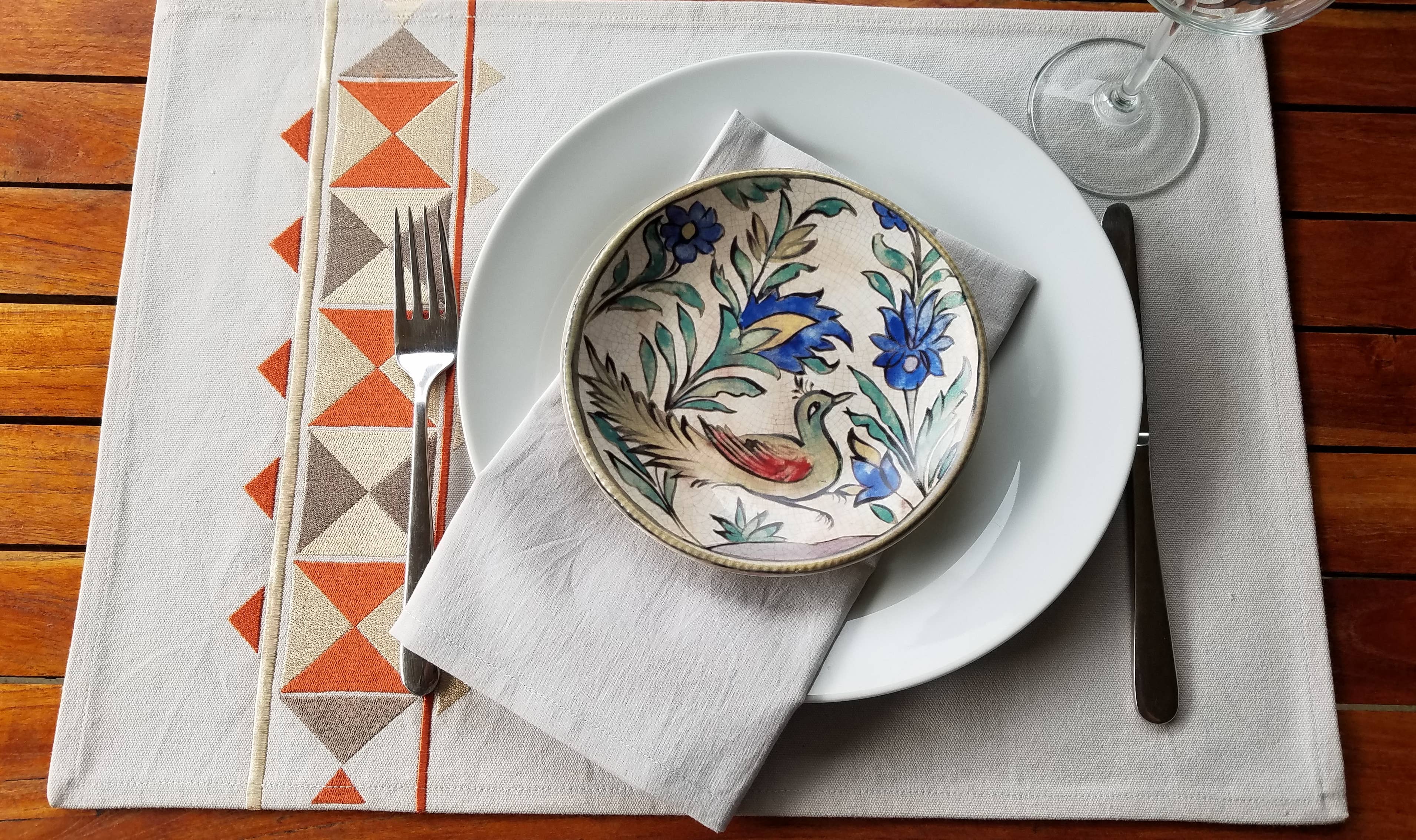 Indigostep – Engroshandel Dækkeserviet – Bomuld dækkeservietter broderet med efterårsfarvede trekanter4