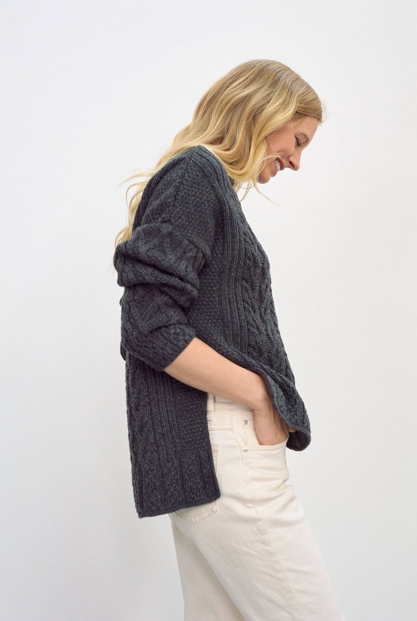 Aran Woollen Mills – Großhandel Strickpullover – Damen – Aran Tully Box Pullover – Schiefergrau0