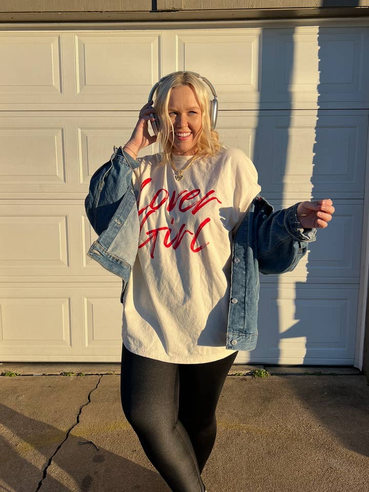 Maglietta grafica ragazza innamorata per la vendita all'ingrosso da parte di Banks & Co.