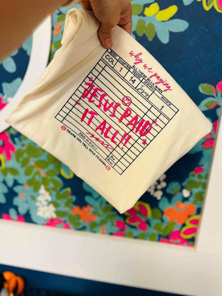 Broderet T-shirt med trobaseret motiv for engroshandel hos Juneberry