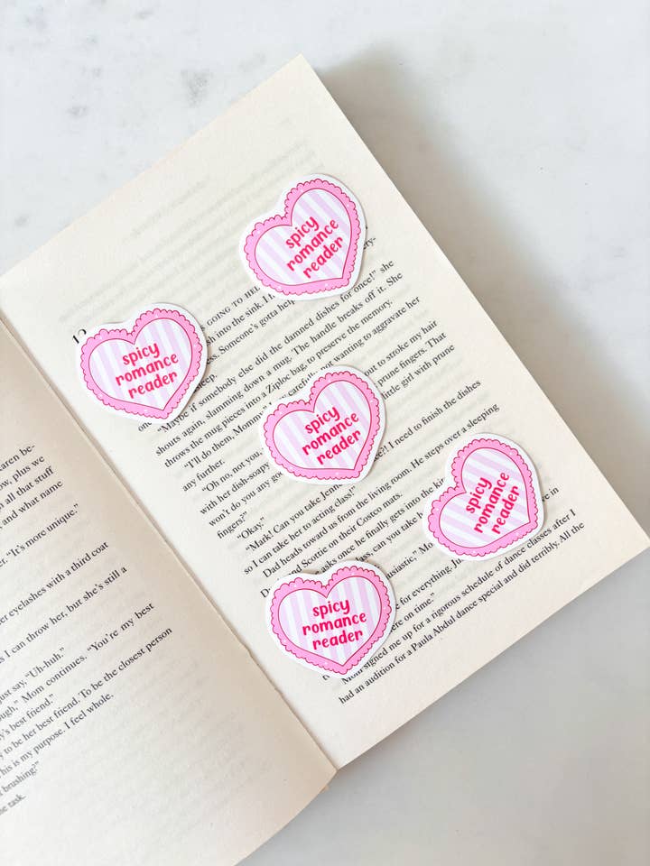 Autocollant cœur « Lecteur de romances épicées » pour la vente par Fleurs on Sunday