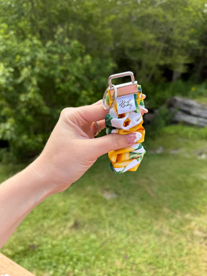 Portachiavi Scrunchie✨ per la vendita all'ingrosso da parte di Knot Kinky HairTies