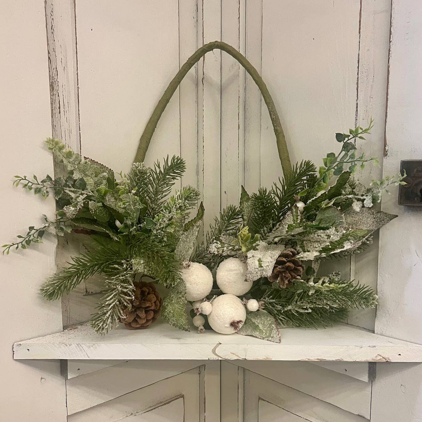 JanMichaels Art & Home - Vente Décoration de Noël - Winter Kissed Swag de 17 pouces0