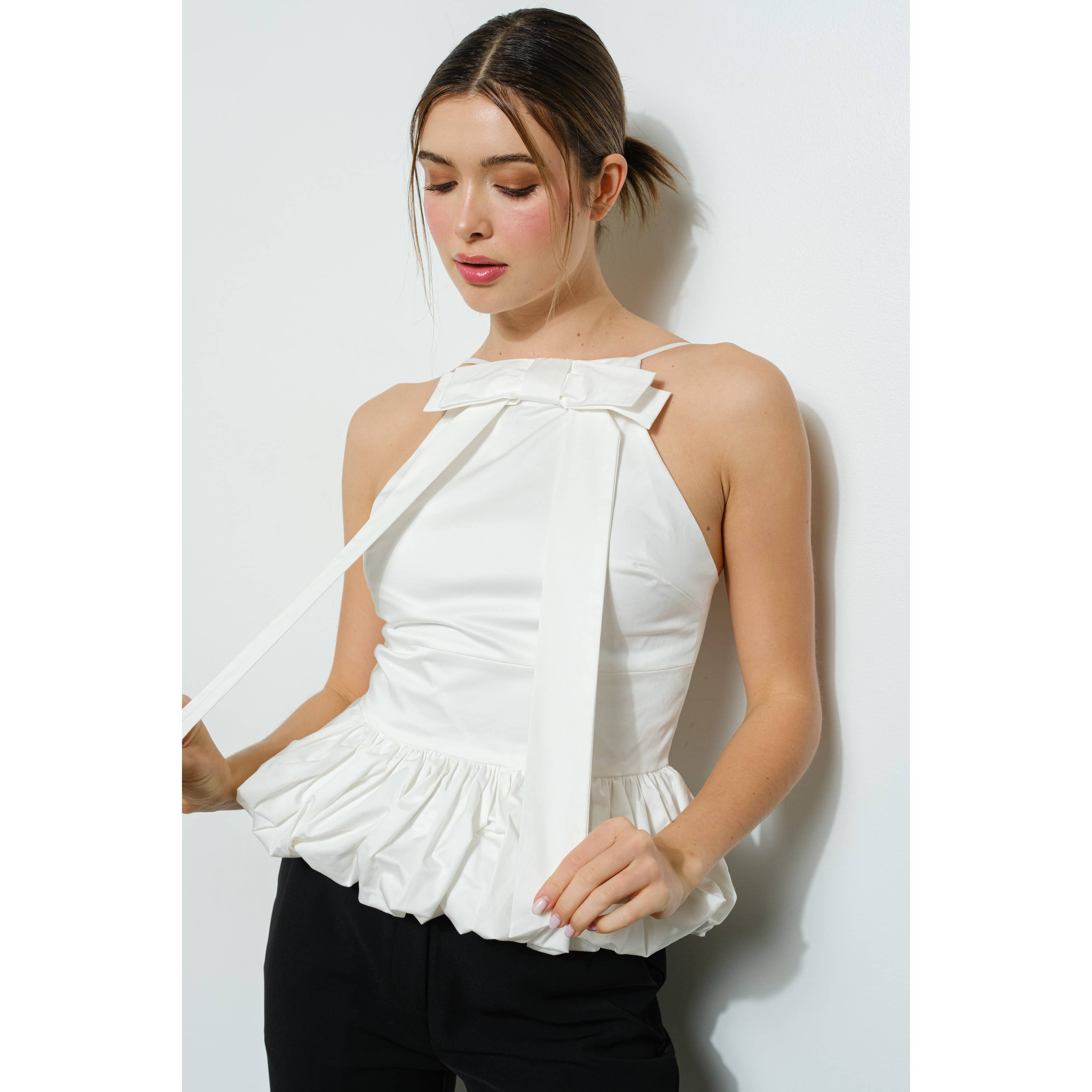 INA – Engroshandel Bluse - Dame – Ærmeløs top med sløjfedetalje foran og boblekant1