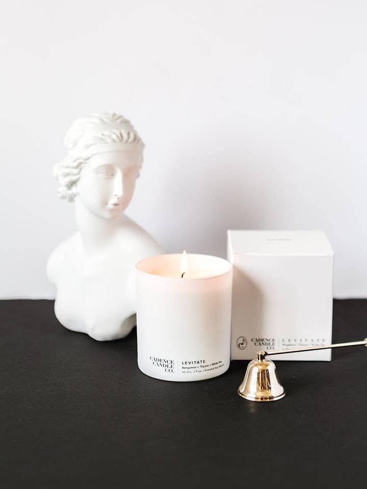 Ascension (Lévitation) pour la vente par Cadence Candle Co.