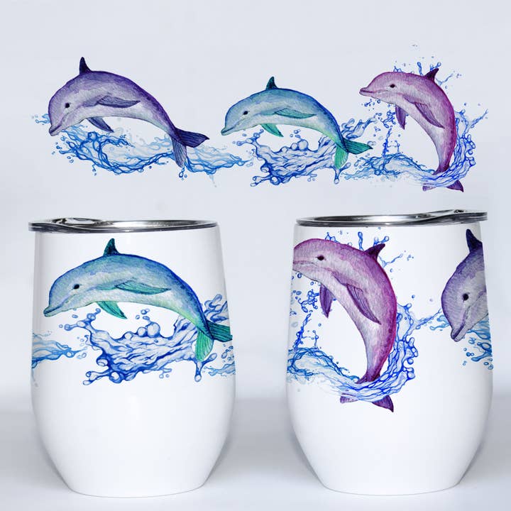 Gobelet à vin isotherme avec couvercle Dolphins Nautical Beach pour la vente par The Traveled Lane®