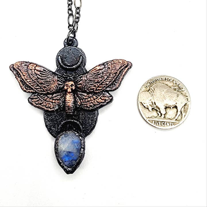 MergingMetals - Venta al por mayor Collares con colgantes/abalorios - Collar con colgante de polilla de la muerte con piedra lunar arcoíris 3
