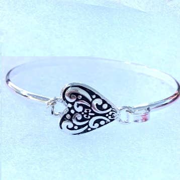 Bracciale in ottone fuso a forma di cuore in filigrana d'argento antico FR2629 per la vendita all'ingrosso da parte di 0011 PREMIERE