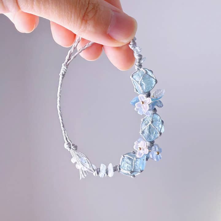 Quartzberry - Keel- en Kroonchakra Aquamarijn Drie Kristallen Grijze Macramé Armband voor wholesale door Ninaouity