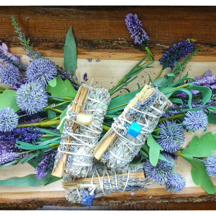 Smudge Bundle à la sauge, à la lavande, au palo santo pour la vente par Earth Goddess Apothecary